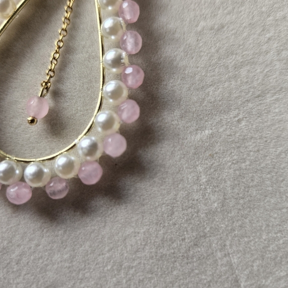 Pink jade and synthetic teardrop earrings. - Picture 2 of 5